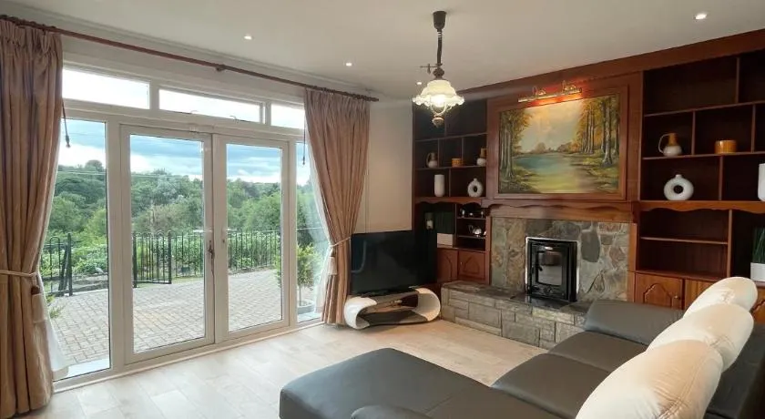 Quiet self-catering holiday home with surrounding lakes - Image 1