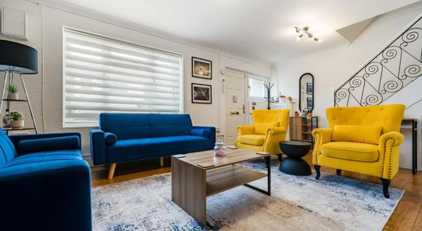 Stylish 3-Bed Home - 5 min walk to ExCeL - Free Parking - Near O2 & Canary Wharf - Image 1