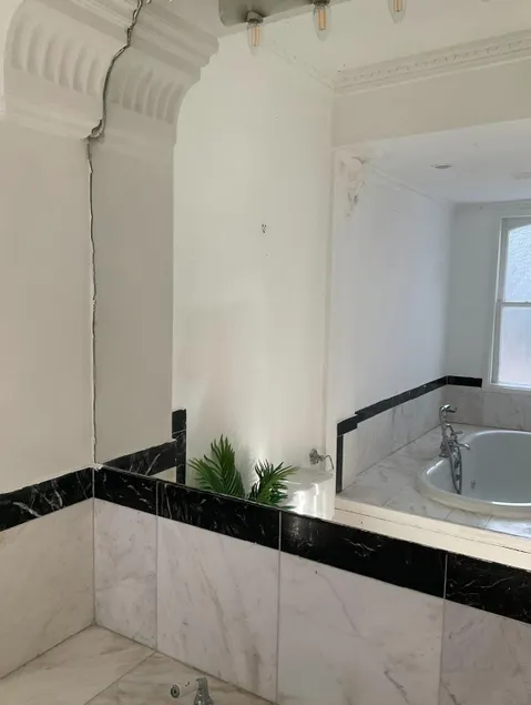 Pet Friendly 2 Bed Ground Floor Apartment in Addlestone with Free Driveway Parking - Image 1
