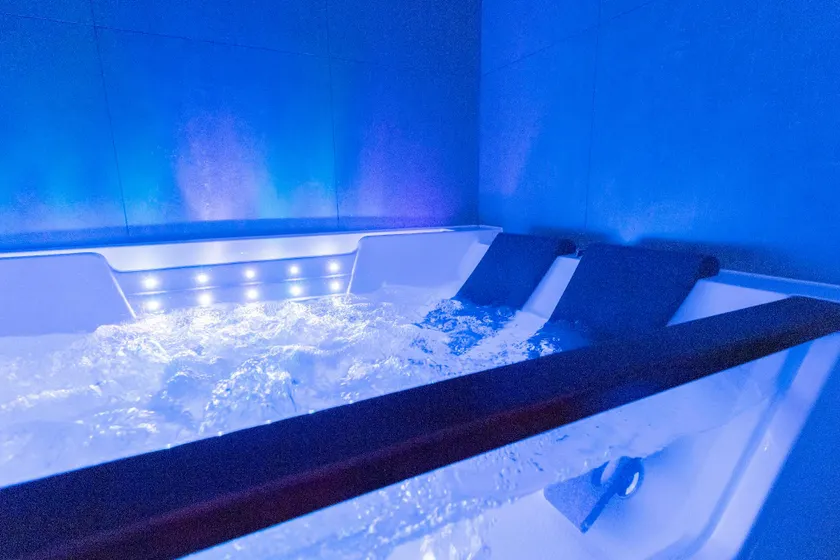 Jacuzzi Glass-House Central Station - Image 1