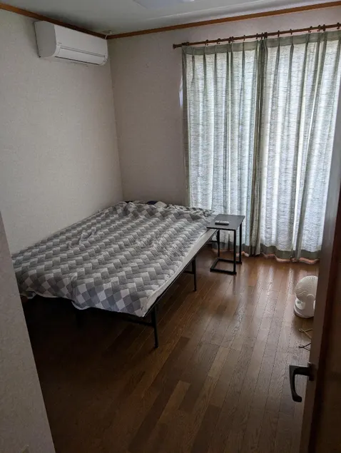 private rooms in togo beach and park side house - Image 1