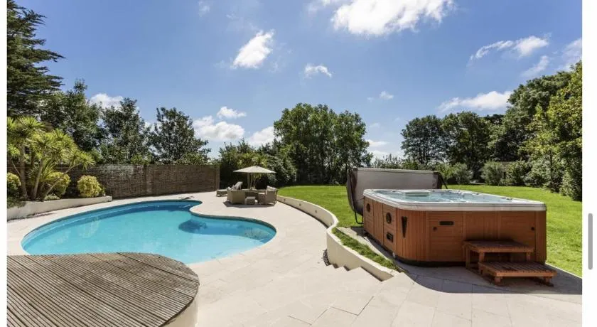 Sleeps10 18-Parking-Garden-Pool-HotTub-Balcony - Image 1