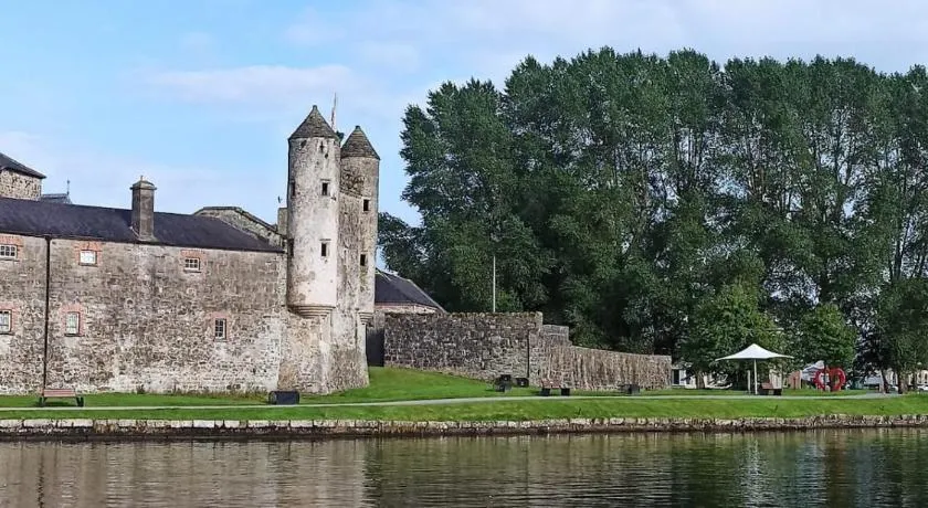 Isle of Erne Escape - Lakeside & Town Location - Image 1