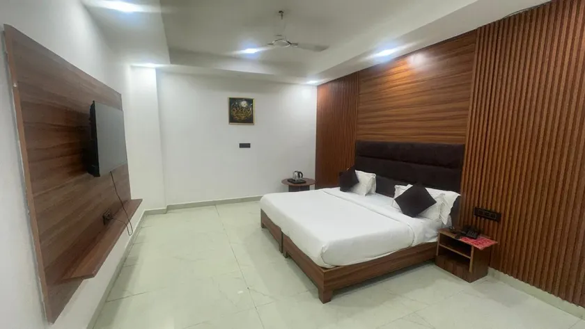 PLAY HOTEL BUDHA TOWER sector 18 metro - Image 1