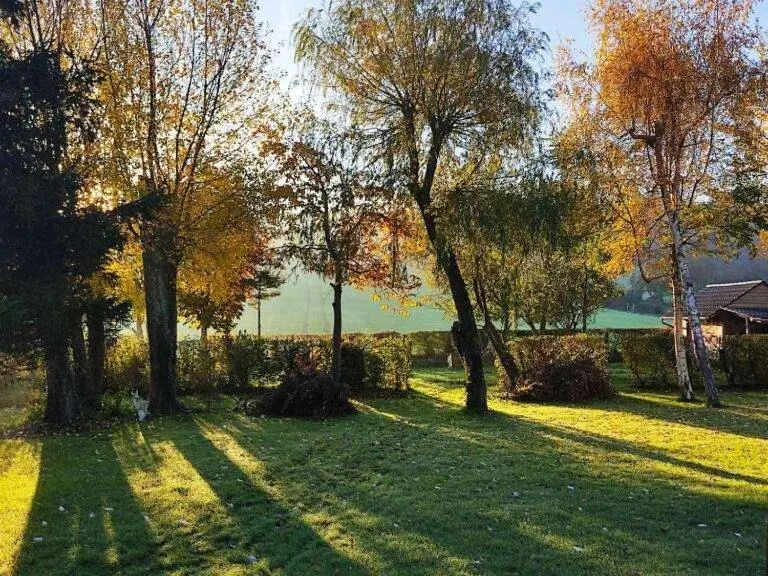 Au pied de la colline - Image 1
