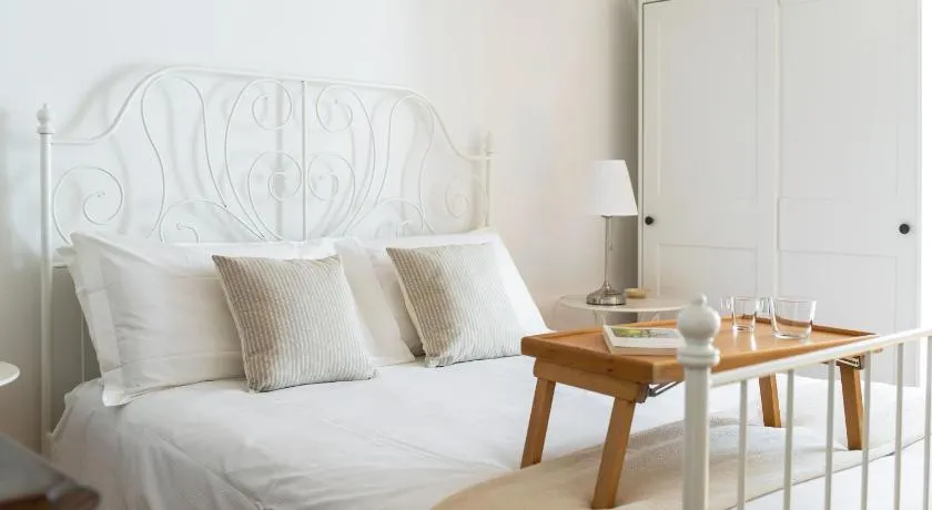 Rose Apartment by Quokka 360 - Refined Two-Bedroom Apartment with Garden - Image 1