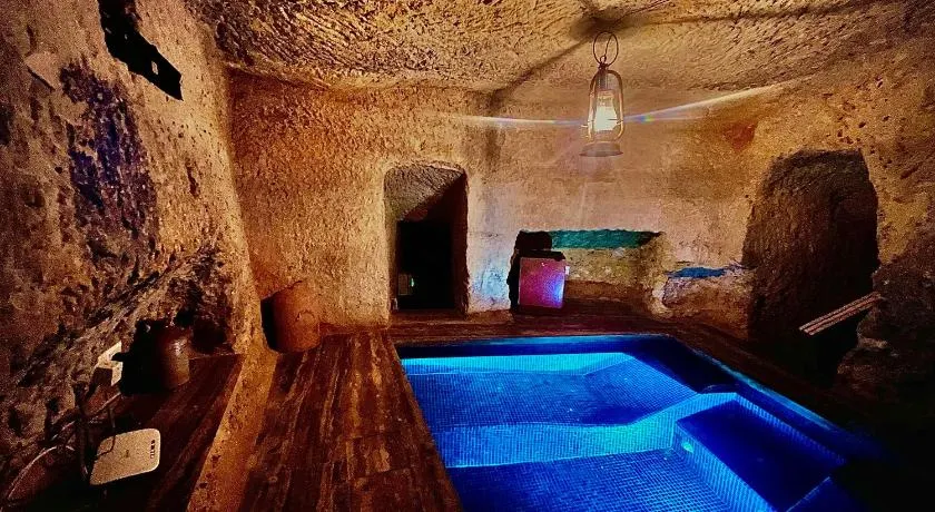 Dreamy space with caved pool - Image 1