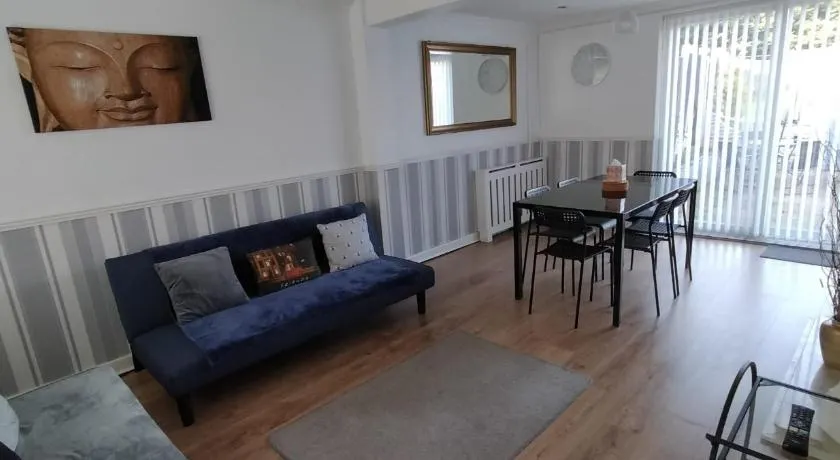 Ladbury House in Walsall near M6, Walsall Uni and Hospital, with free parking and easy access to Birmingham city centre and West Bromwich, only 20 mins to NEC and Birmingham airport, 15 mins to Villa Park, Great for contractors! - Image 1