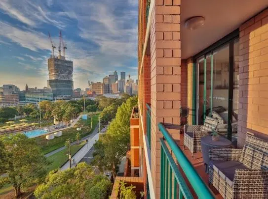 Stunning Downtown Retreat with City Views - Image 1
