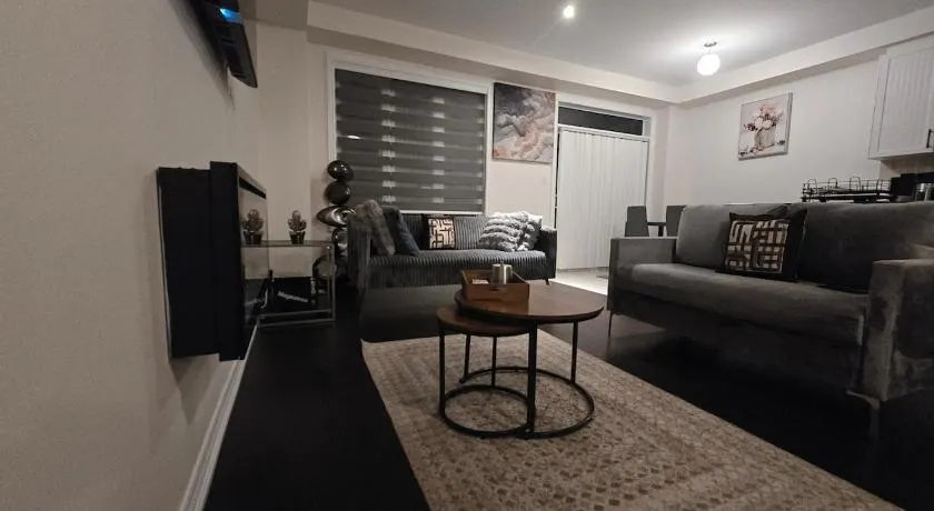 Elegant 3BR Kleinburg Townhouse Free Parking Wifi Full Kitchen Laundry Near Canadas Wonderland - Image 1