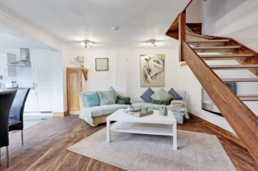 Stylish 2-Bed Home Near Brentwood High Street - Image 1