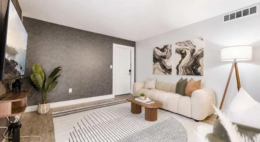 Bright & Modern Tampa Stay 2 King Beds & Pool - Image 1