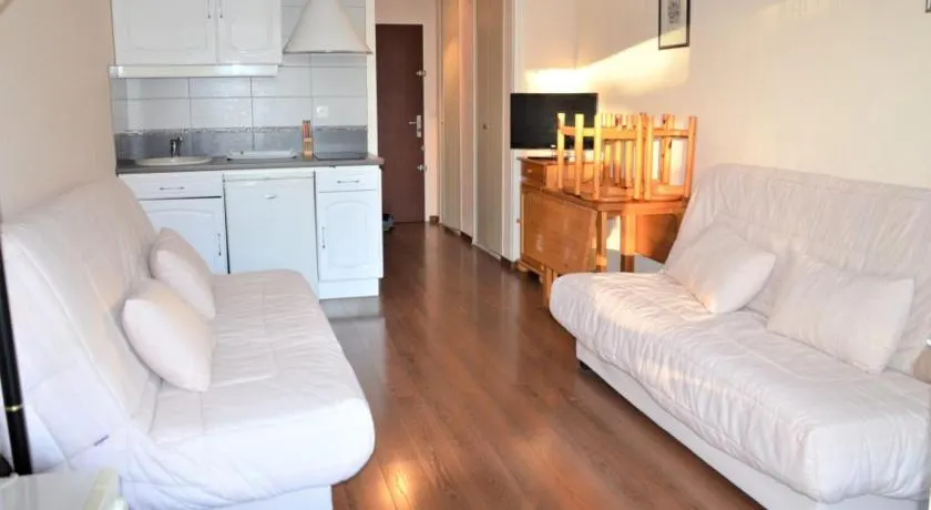 Quiet studio with balcony near the beach - Image 1