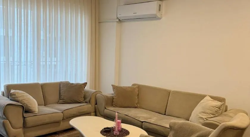 Bright & Cozy 2- Bedroom Apartment - Image 1