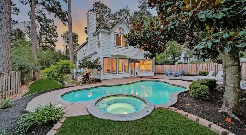 The Woodlands Gem with Pool and Spa - Image 1