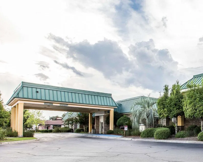 Days Inn by Wyndham Hinesville Near Fort Stewart, Newly Renovated, Free Hot Breakfast, Restaurant and Bar - Image 1