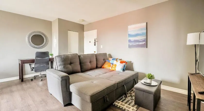 2BR Apt, Easy Access to Transit & Parkway - Glenview West - Image 1