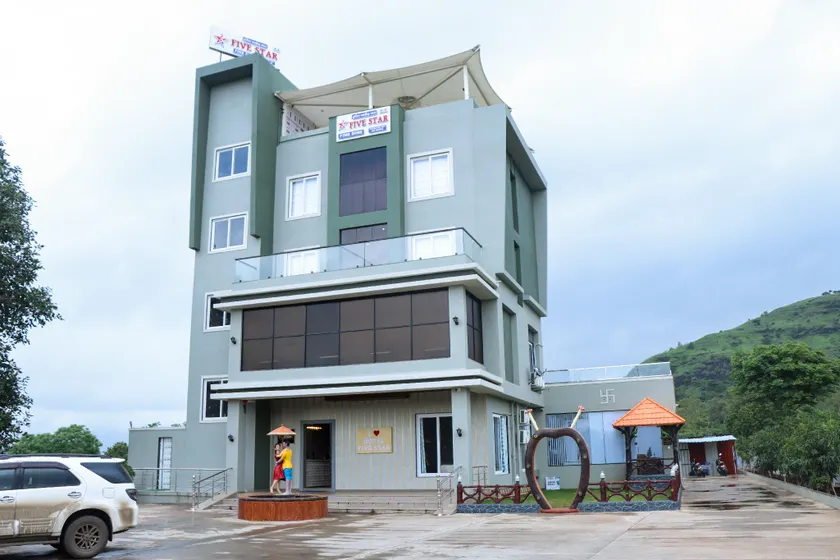 Hotel Five Star - Image 1