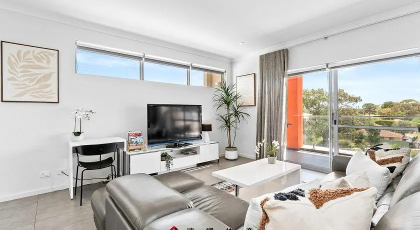 Lakeside Executive Retreat near Westfield Shops - Image 1