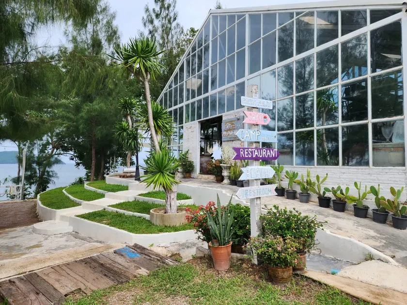 ภูผาหน้าเล PhuPha-NaLay Cafe'n Camping - Image 1