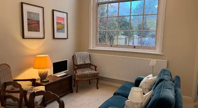 Unique garden flat in converted chapel - Hungerford - Image 1