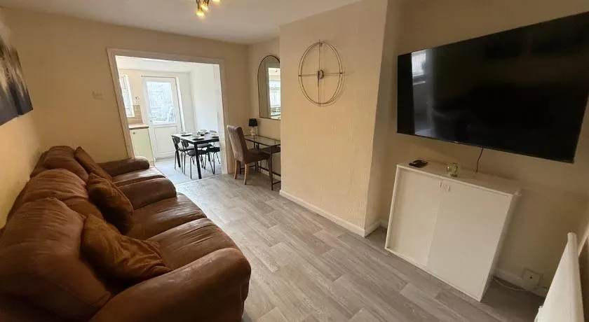 5 bedroom home in Filton - Image 1