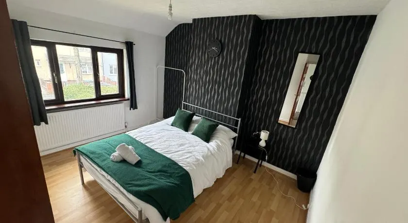 Cosy 4 Bedroom Birmingham - Image 1