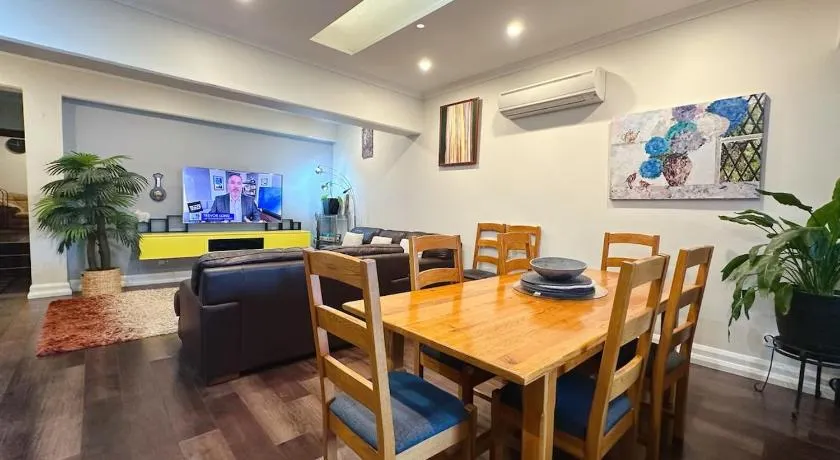 Heritage Building Penthouse CBD Apartment - Image 1