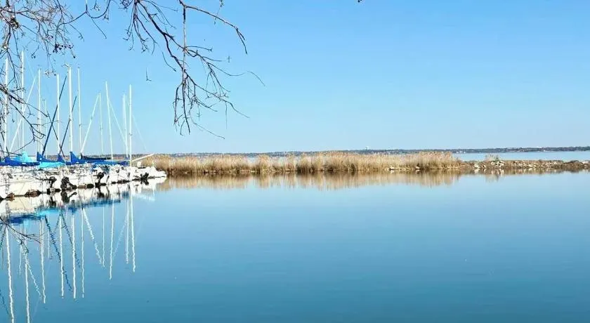 Beautiful Lakeview 2BR Condo -Modern & Cozy with Pool - Image 1
