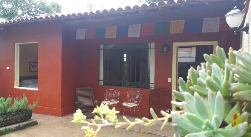 "Chalé Balines Oroboro" 1 - Casa com jardim de 150 m e cozinha completa em Macacos - Image 1