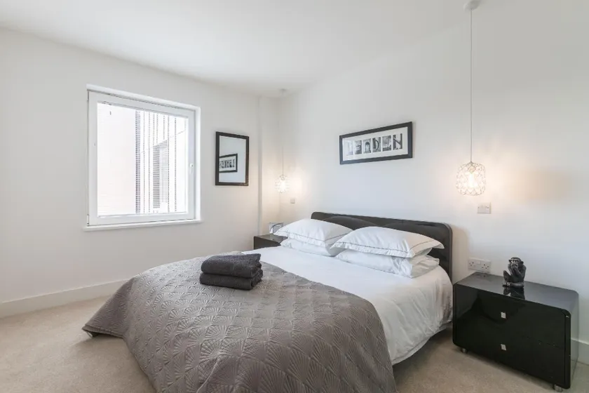 Luxury 2-Bed Flat parking near Tube and Emirates - Image 1