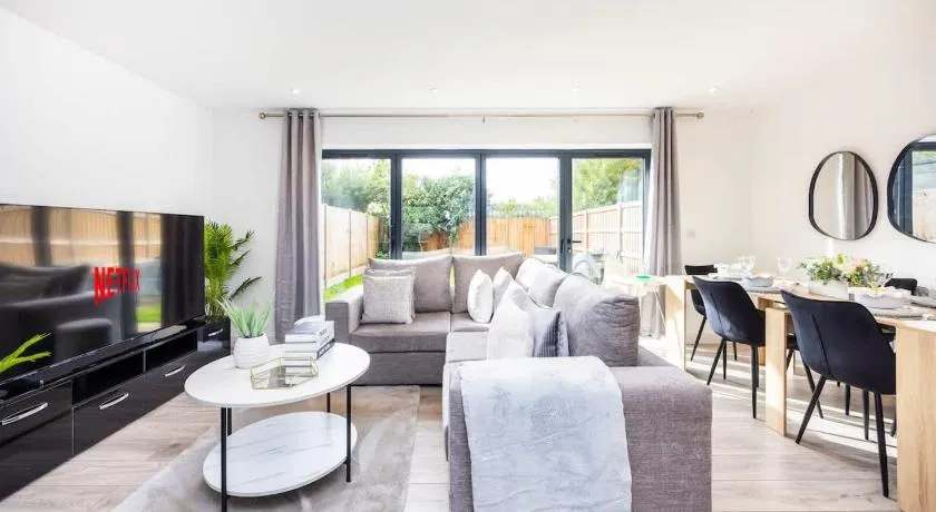 New 3 Bed House, Sittingbourne, Sleeps 7, Contractors, Families , Weekly and Monthly Offers - Image 1