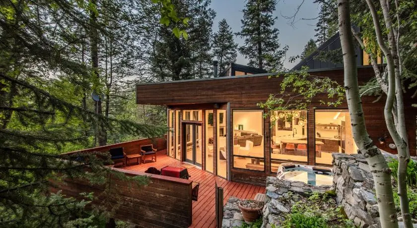 Modern Treehouse 4 Bedrooms 4.5 Bathrooms Home - Image 1