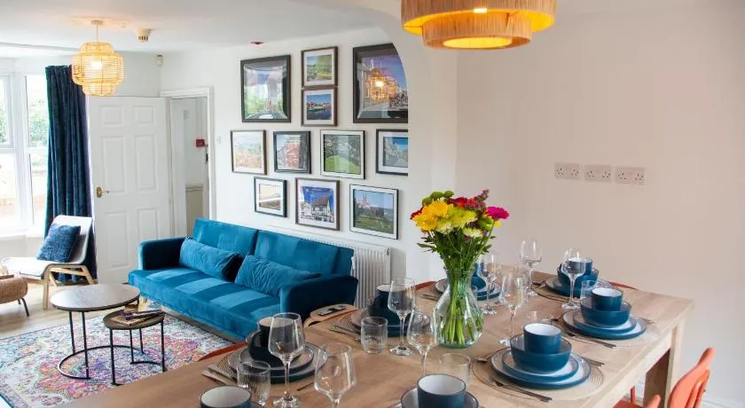 Spacious Home, Walk to City Centre & Free Parking - Image 1