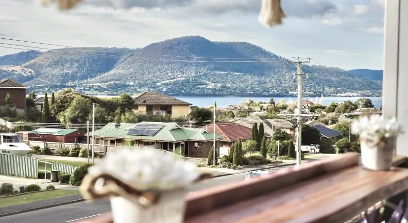 Modern holiday home in Hobart - Stunning Mountain & Water views - Image 1