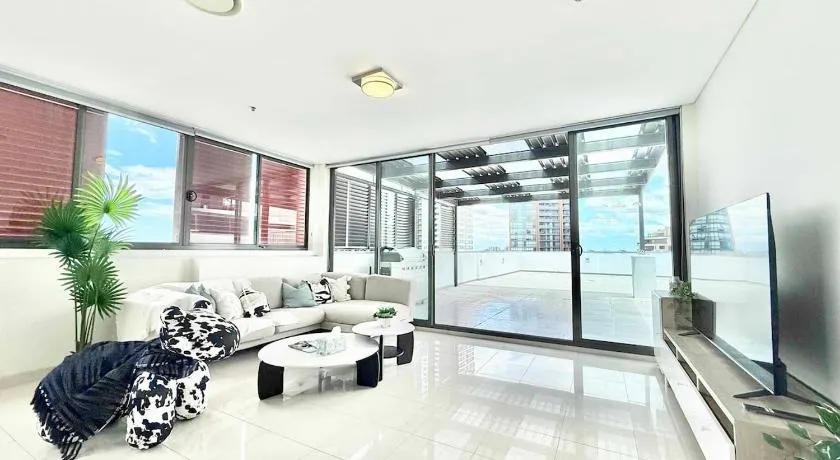 Modern Penthouse 7-min Walk to Station & Westfield - Image 1