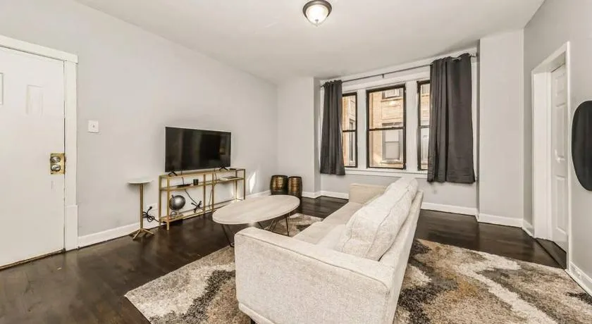 2 BR Apt Near U Chicago Campus & the Lakefront! - Image 1