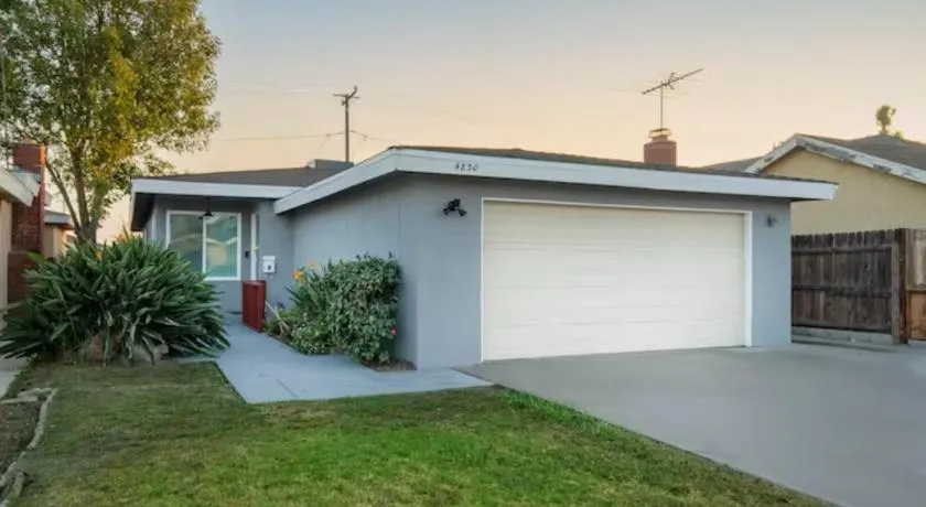 Spacious 3BR/2BA Near LAX and SoFi Stadium - Image 1