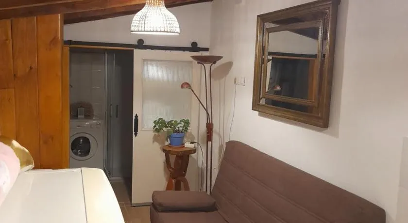 Habitación rústica independiente con todas las comodidades, sofacama y ventilador - Image 1