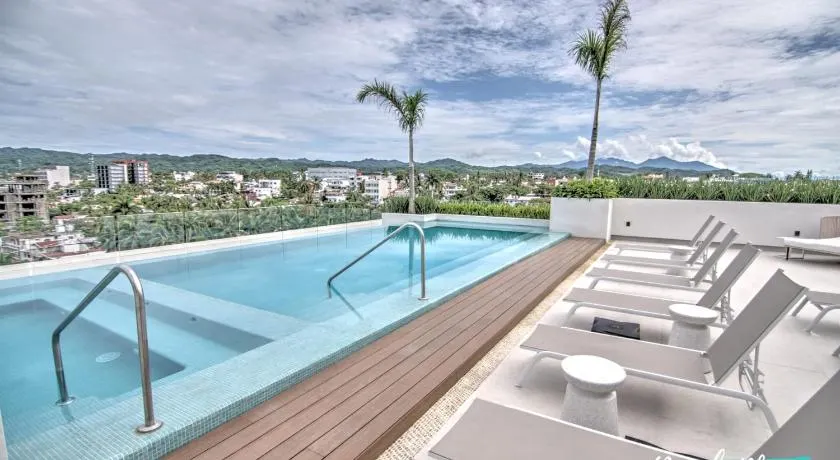 Pavilion 2BR Golden Zone - 1 Block to Beach - Image 1