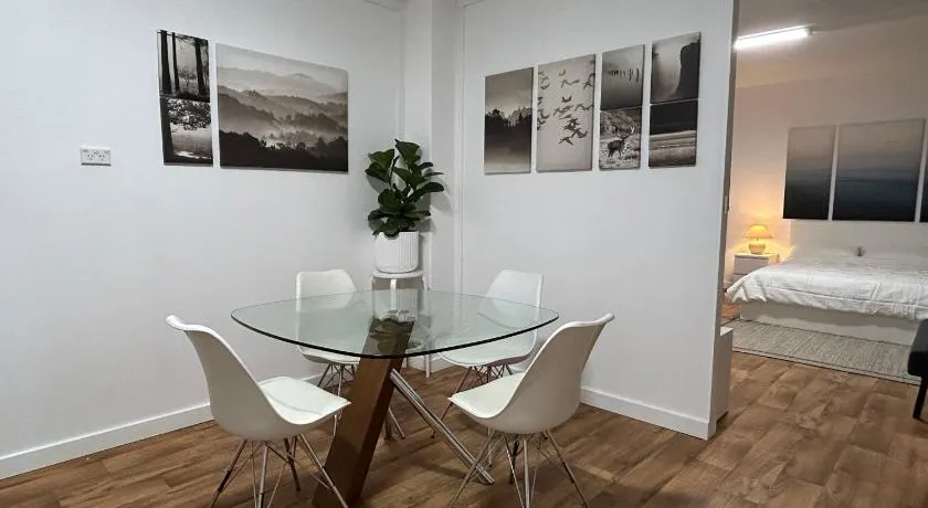 Como Beach Apartments - Image 1