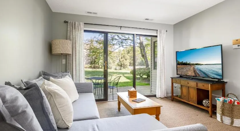 Cozy Beach Front Condo AC Beach Waterfront - Image 1