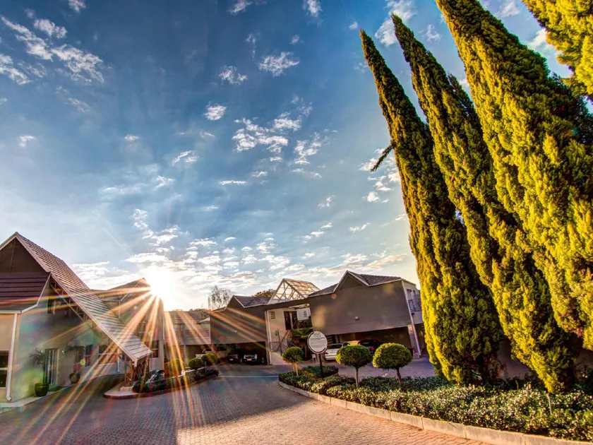 Courtyard Hotel Sandton - Image 1