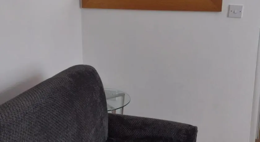 1 bed flat in Southall - Image 1