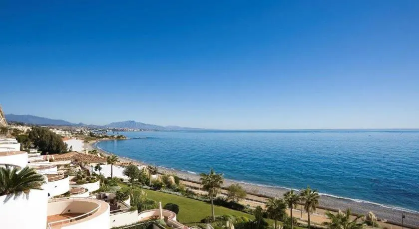 Immaculate 3-Bed Penthouse- Stunning Views - Image 1