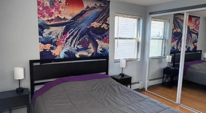 High-end 1BR, 2nd floor, near T, free parking - Image 1