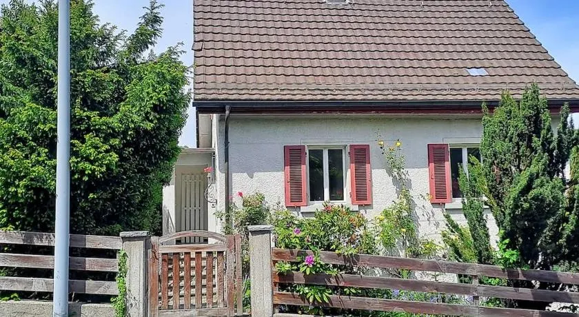 Ganzes Einfamilienhaus mit Garten & 2 Parkplätzen bei Zürich - Image 1