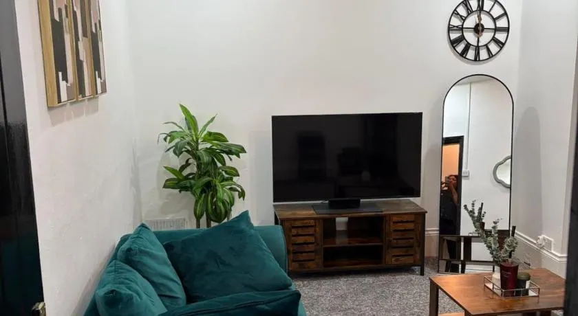 3 bed house in Telford close to hospital, Wellington Station with free parking, Netflix ideal for CONTRACTORS AND FAMILIES - Image 1