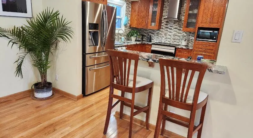 3 Bed 2 Bath, Near UAlbany & MVP Arena, Private Driveway Parking - Image 1