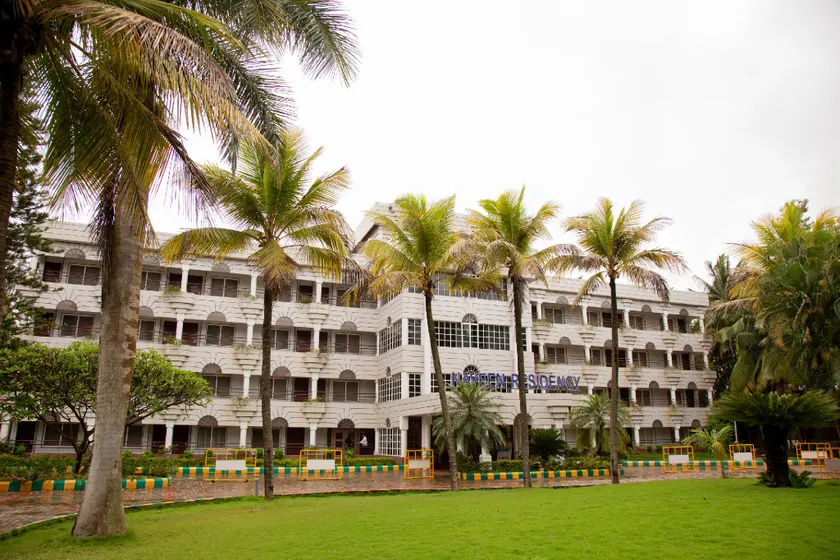 Hotel Naveen Lakeside - Image 1